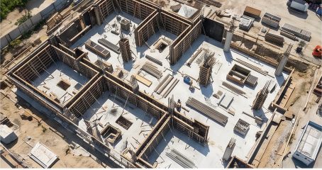Luftaufnahme einer Baustelle mit Fertigteil-Fundamenten